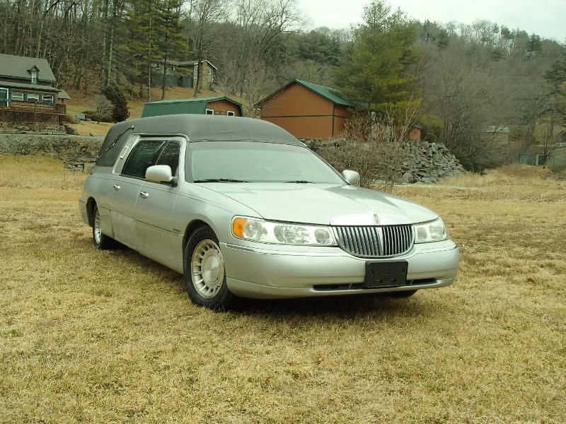 2001 Lincoln Town Car Hearse Miller-Meteors