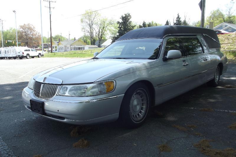 excellent condition 2001 Lincoln Town Car S&S Hearse