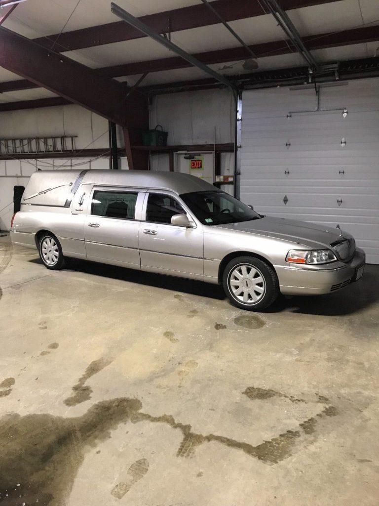 low miles 2005 Lincoln Town Car Hearse