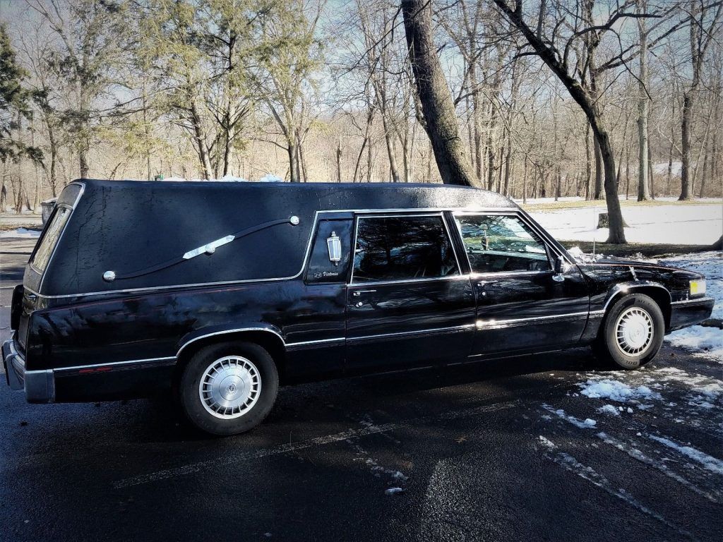 well serviced 1989 Cadillac Commercial Chassis S&S Victoria hearse