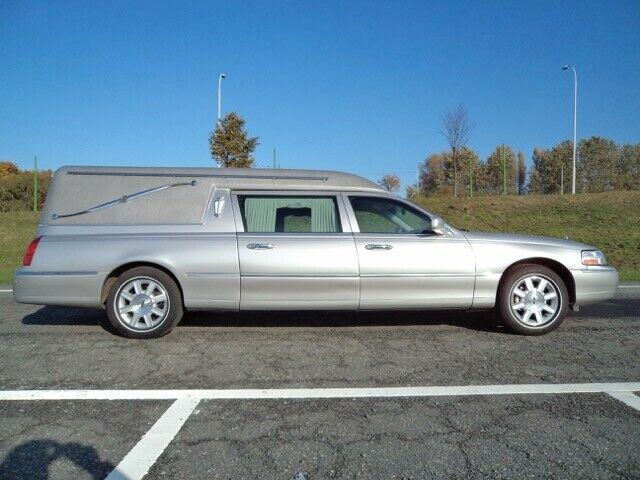low miles 2007 Lincoln Town Car hearse
