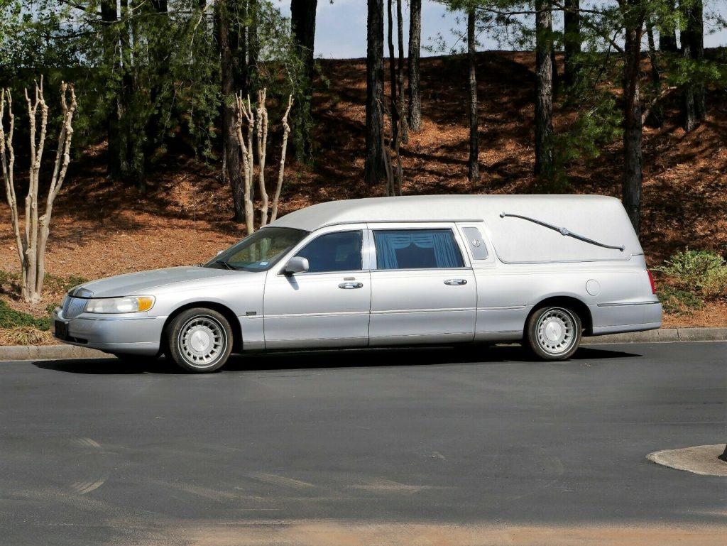very nice 2000 Lincoln Town Car hearse