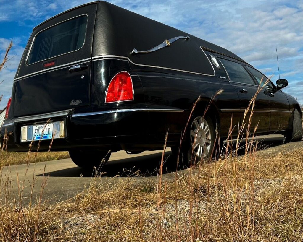2011 Lincoln Town Car Executive Stratford hearse [great shape]