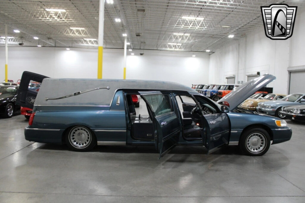 2001 Krystal Town Car Hearse